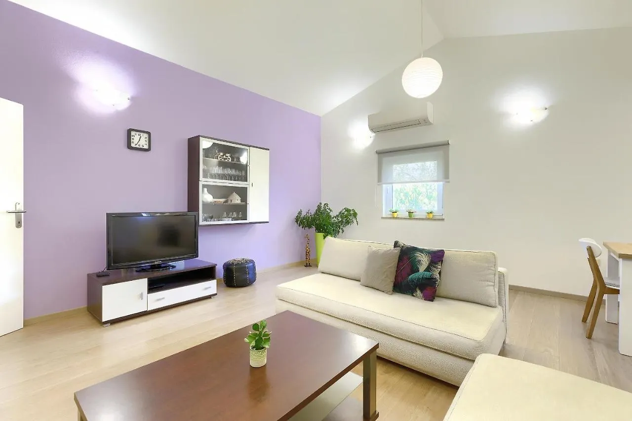 Apartment Homestay Pula
