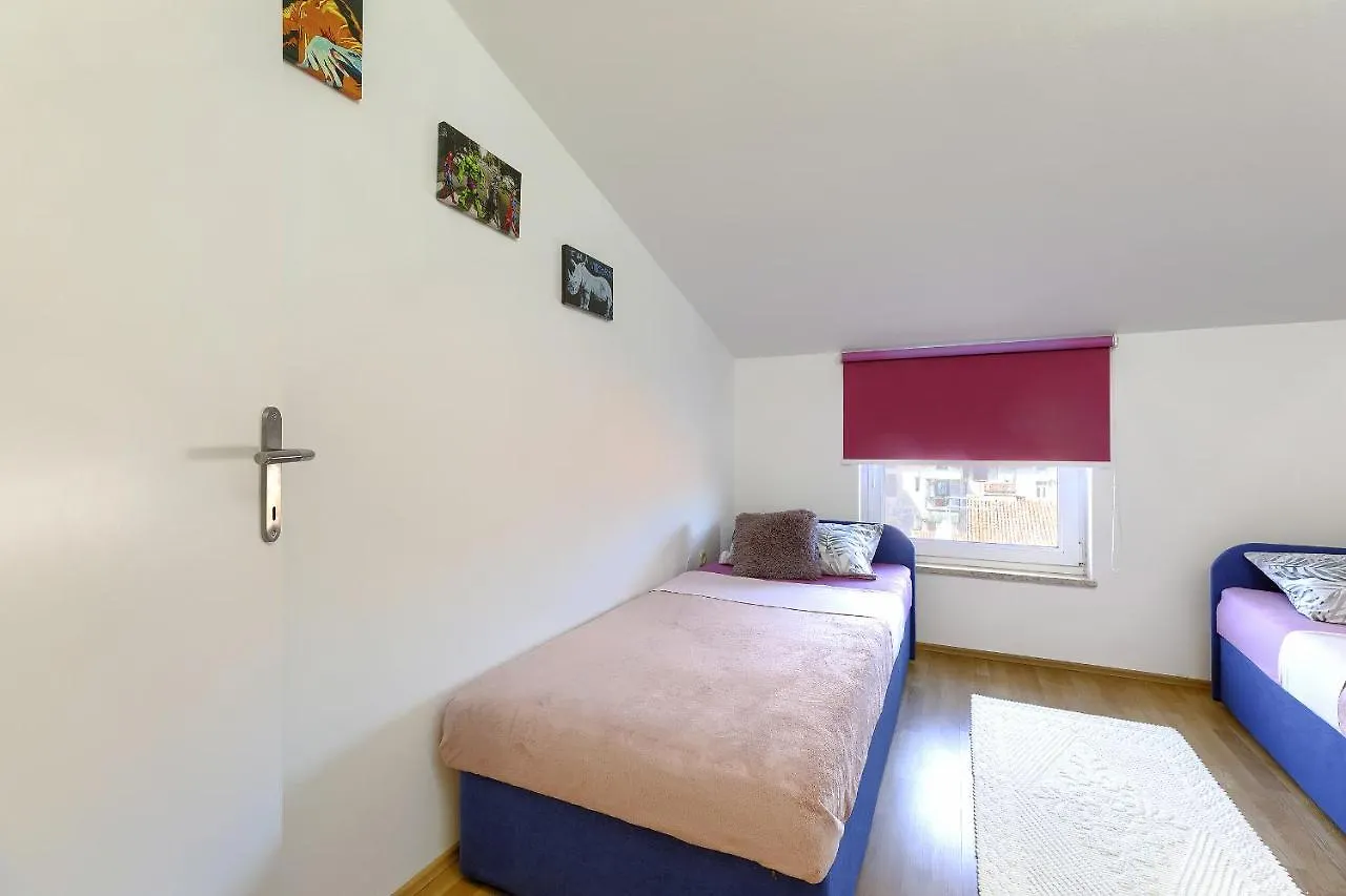 Apartment Homestay Pula