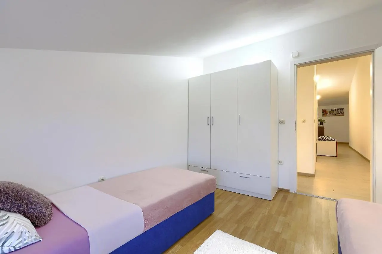 Apartment Homestay Pula